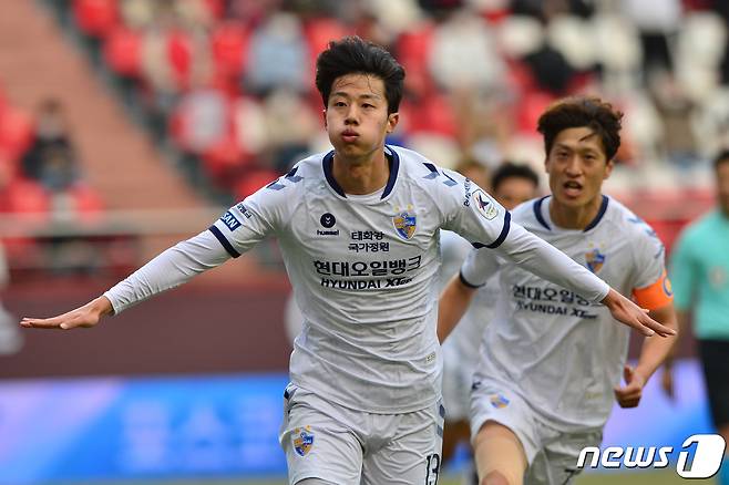 13일 경북 포항스틸야드에서 열린 '프로축구 하나원큐 K리그1 2021' 동해안 더비 포항 스틸러스와 울산 현대의 시즌 첫 경기 전반 울산 김민준이 골을 성공 시킨 후 세리머니를 하고 있다. 2021.3.13/뉴스1 © News1 최창호 기자