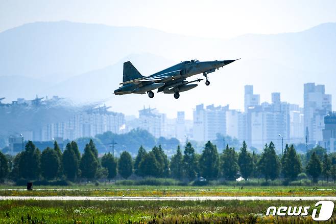 공군 제1전투비행단 전투태세훈련 중 광주 군공항에서 전투기가 이륙하고 있다.(공군1전비 제공)/뉴스1 © News1