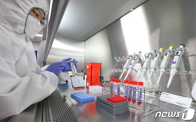 세종보건환경연구원에서 코로나19 오미크론 변이 신속 PCR분석을 위해 검체 반응시약 실험을 하고 있다. 2021.12.30/뉴스1 © News1 장수영 기자