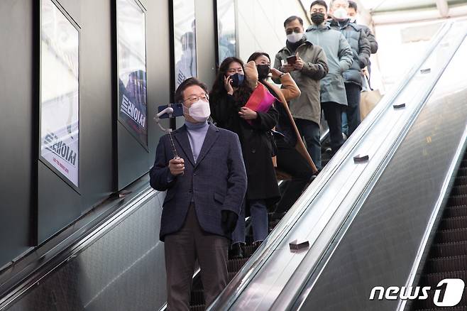 이재명 더불어민주당 대선 후보가 9일 오후 서울 종로구 혜화역에서 홍대로 가기 위해 지하철을 타러 이동하고 있다. 2022.1.9/뉴스1 © News1 국회사진취재단