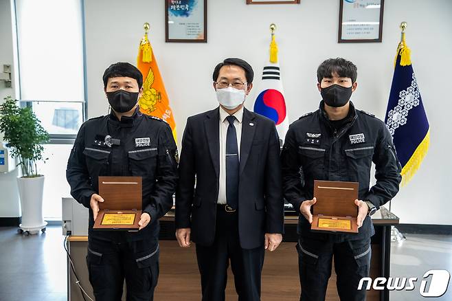 서귀포해양경찰서 구조대 이기섭 경장(왼쪽)과 김현용 순경이 하트세이버 인증서를 받고 김지형 서귀포소방서장과 함께 기념사진을 촬영하고 있다. (서귀포해양경찰서 제공) 2022.1.9/뉴스1© News1