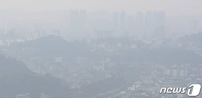 전북 전주시 치명자산에서 바라본 전주 도심이 미세먼지로 뒤덮여 있다. /뉴스1 © News1 유경석 기자