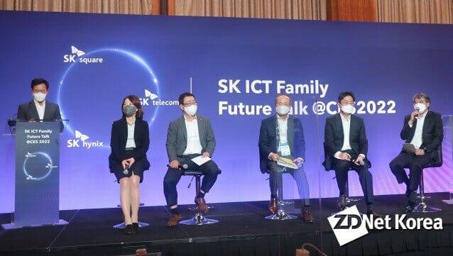 SK ICT 연합체가 6일(현지 시간) 미국 라스베이거스에서 기자간담회를 진행했다. (좌측부터) 박정호 SK텔레콤 부회장, 류수정 SKT AI 엑셀러레이터 담당, 유영상 SK텔레콤 사장, 이석희 SK하이닉스 사장, 노종원 SK하이닉스 사장, 윤풍영 SK스퀘어 CIO. (사진=지디넷코리아)