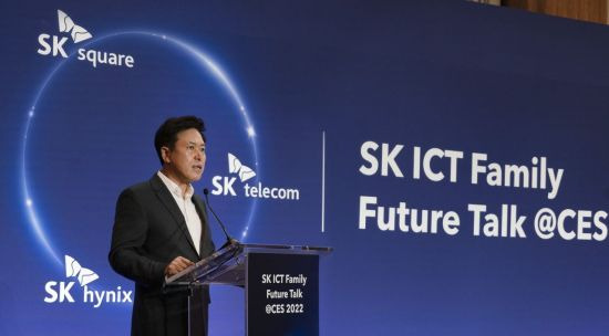 박정호 SK스퀘어 부회장이 CES 2022가 열린 미국 라스베이거스에서 기자 간담회를 열고 'SK ICT 연합'의 비전을 발표하고 있다.[사진제공=SK텔레콤]