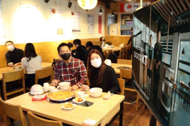 KT가 9일 최근 ‘디지코 KT 휴먼 시리즈’ 광고를 송출한지 한 달여 만에 유튜브 조회수 1000만뷰를 기록했다고 밝혔다. 사진은 모델들이 송출된 광고를 보는 모습.ⓒKT