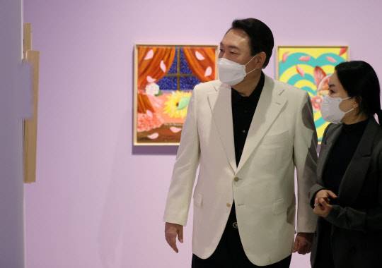 윤석열 국민의힘 대선후보가 지난 8일 서울시 서초구 예술의 전당 서예박물관에서 열린 한국 발달장애 아티스트 특별전시회를 관람하고 있다. 연합뉴스