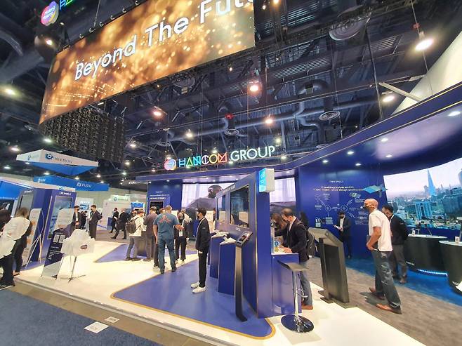 한글과컴퓨터 그룹은 CES 2022에 대형 부스를 마련해 소프트웨어에서 인공위성까지 다양한 사업 계획을 소개했다.