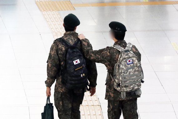 지난달 6일 서울역 대합실에서 군인들이 발걸음을 옮기고 있다.