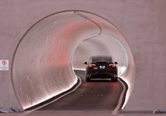 미국 네바다주 라스베이거스에 설치된 '베가스 루프'를 통해 테슬라 차량이 운행되는 모습. 사진=뉴스1