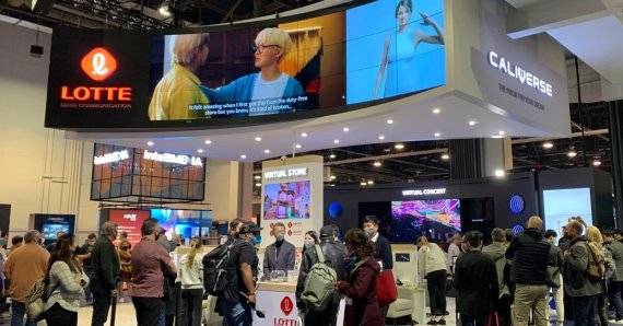 CES 2022가 개최된 가운데 6일(현지시간) 미국 네바다주 라스베이거스 컨벤션센터에 마련된 롯데정보통신 부스에서 관람객들이 메타버스를 체험하기 위해 기다리고 있다. 롯데정보통신 제공