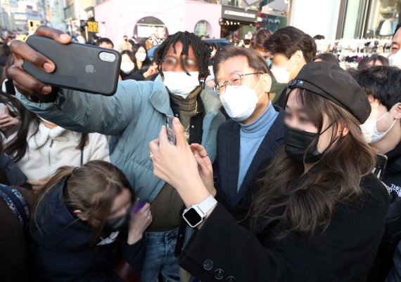 이재명 더불어민주당 대선후보(가운데)가 9일 오후 서울 마포구 홍대거리에서 시민들을 만나 기념촬영을 하고 있다. 국회사진기자단