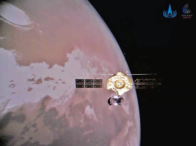 화성 북극을 배경으로 찍은 중국 톈원1호의 셀카 사진. 중국국가우주국 제공