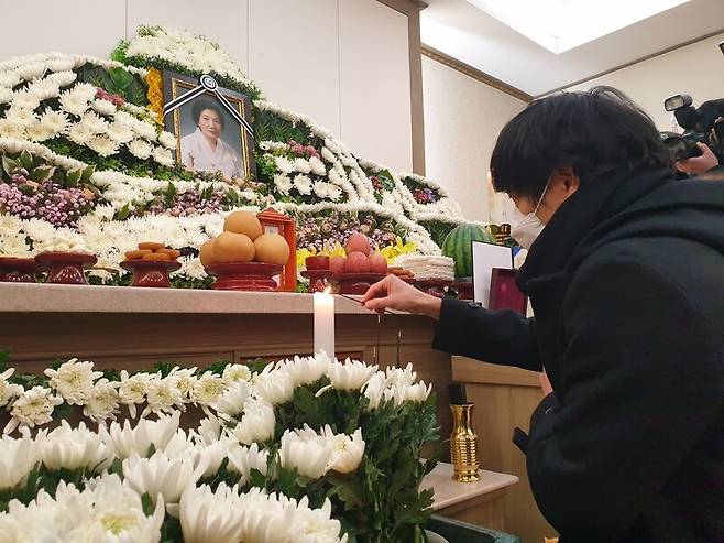 영화 <1987>에서 이한열 열사를 연기했던 배우 강동원씨가 9일 광주 조선대병원장례식장을 찾아 이 열사 어머니 배은심 여사를 추모하고 있다. 김용희 기자 kimyh@hani.co.kr