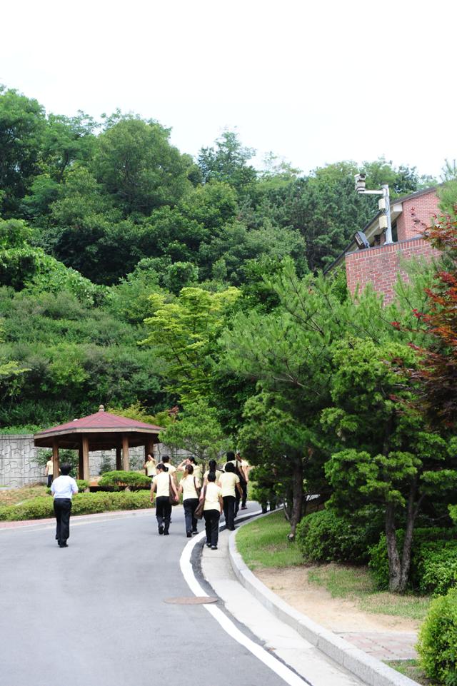 2009년 경기 안성시의 북한이탈주민 정착지원사무소(하나원)가 개원 10주년을 맞아 언론에 공개됐을 당시 모습. 귀순 탈북민은 한국에 거주하기 전 이곳에서 기초 교육을 받는다. 배우한 기자