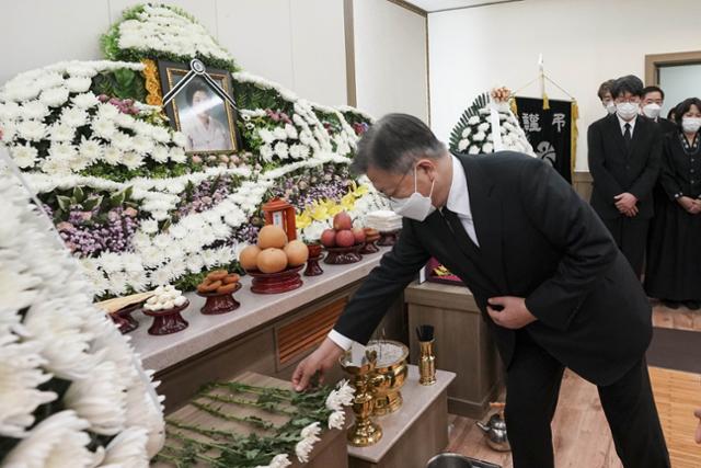 문재인 대통령이 9일 광주 조선대학교병원 장례식장에 마련된 고 이한열 열사의 어머니 배은심 여사의 빈소를 찾아 헌화하고 있다. 청와대 제공