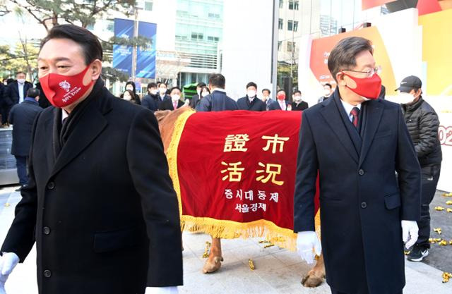 윤석열 국민의힘 대선후보와 이재명 더불어민주당 대선후보가 3일 서울 여의도 한국거래소 본관 앞에서 열린 '2022 증시대동제'에서 악수를 한 뒤 행사장을 나서고 있다. 연합뉴스