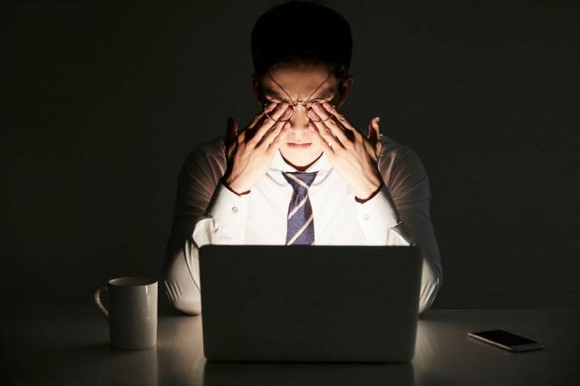 어두운 곳에서 고개를 숙이고 오랜시간 일하는 습관은 ‘폐쇄각 녹내장’의 원인이 될 수 있다./사진=클립아트코리아