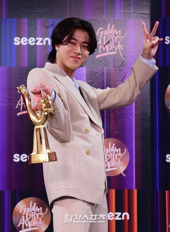 가수 이무진이 8일 오후 서울 구로구 고척스카이돔에서 언택트로 열린 ‘36회 골든디스크 어워즈' 디지털 음원부문 본상 수상 후 트로피 세리머니를 하고 있다. ‘36회 골든디스크어워즈' 는 JTBC, JTBC2, JTBC4에서 방송되며 seezn 앱과 PC 웹 페이지에서 온라인 국내 독점 중계된다. 특별취재반 park.sewan@joongang.co.kr/ 2022.01.08/