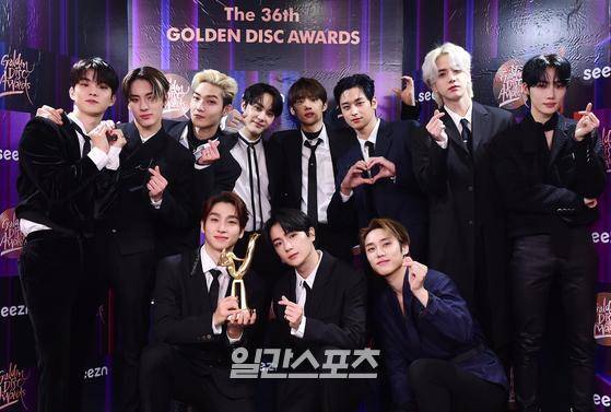그룹 더보이즈가 8일 오후 서울 구로구 고척스카이돔에서 언택트로 열린 ‘36회 골든디스크 어워즈' 베스트 퍼포먼스 수상 후 트로피 세리머니를 하고 있다. ‘36회 골든디스크어워즈' 는 JTBC, JTBC2, JTBC4에서 방송되며 seezn 앱과 PC 웹 페이지에서 온라인 국내 독점 중계된다. 특별취재반 park.sewan@joongang.co.kr/ 2022.01.08/