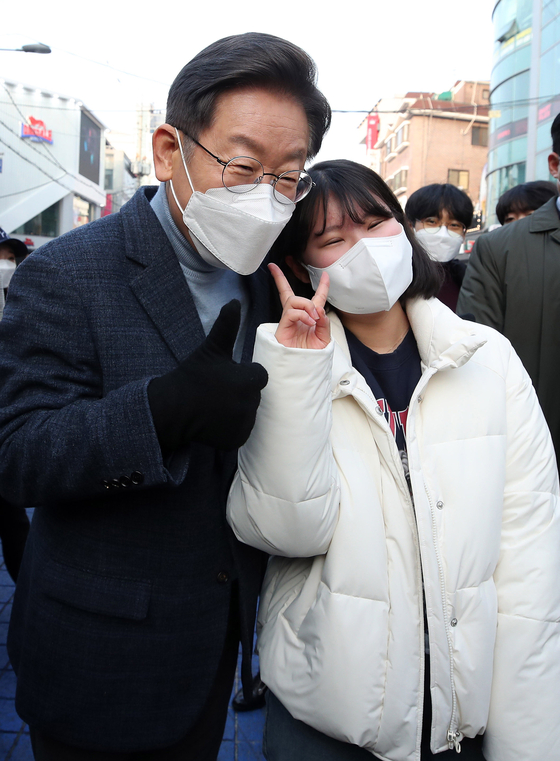이재명 더불어민주당 대선후보가 9일 오후 서울 마포구 홍대거리에서 시민들을 만나 기념촬영을 하고 있다.뉴스1