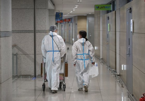 4일 영종도 인천국제공항 제1여객터미널에서 방역복을 입은 항공사 관계자들이 이동하고 있다. 연합뉴스