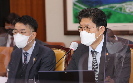 노형욱 국토교통부 장관이 4일 서울 여의도 국회에서 열린 국토교통위원회 전체회의에서 의원 질의에 답변하고 있다. 김경록 기자