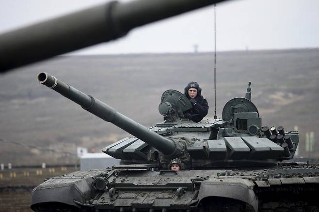 지난해 12월14일 러시아 남부 로스토프 지역에서 러시아 군대가 훈련을 하고 있다. AP연합뉴스