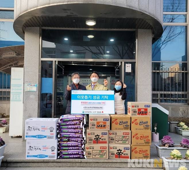 한밭제일장로교회 사랑나눔센터가 9일 서구 정림동에 '이웃사랑' 후원물품을 전달했다.