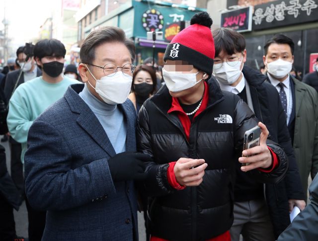 이재명 더불어민주당 대선 후보가  9일 서울 마포구 홍대거리에서 시민들을 만나 기념촬영을 하고 있다. 연합뉴스