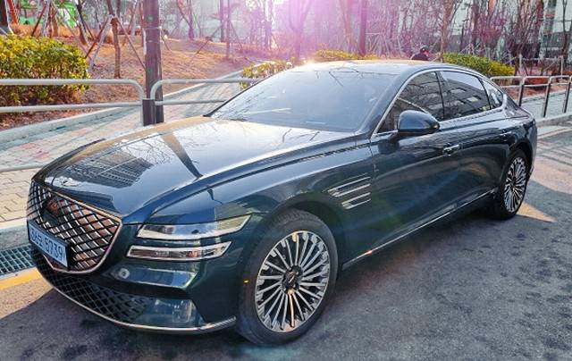 제네시스의 첫 전동화 모델인 G80 전기차의 외부 모습. 지난 1일 서울 시내와 고속도로 등에서 약 150㎞를 운전했다.