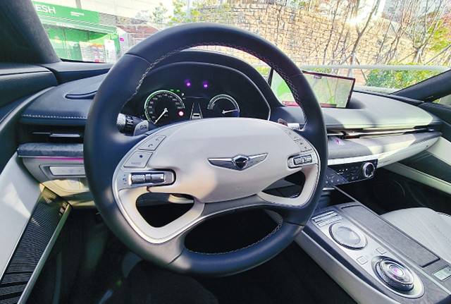 제네시스의 첫 전동화 모델인 G80 전기차의 내부 모습.