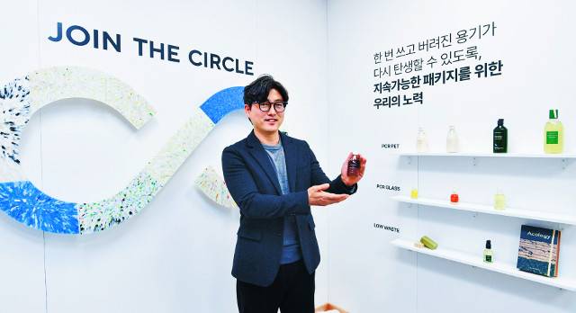 김 대표가 지난달 8일 서울 강남구 아로마티카의 플래그십 스토어 '제로스테이션'에서 병에서 병으로(Bottle to bottle) 이어지는 플라스틱 선순환 시스템 '조인 더 서클'을 설명하고 있다. 이한결 기자