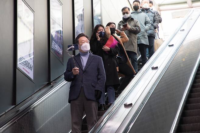 이재명 더불어민주당 대선 후보가 9일 오후 서울 종로구 혜화역에서 홍대까지 지하철을 타기 위해 이동하고 있다. [연합]