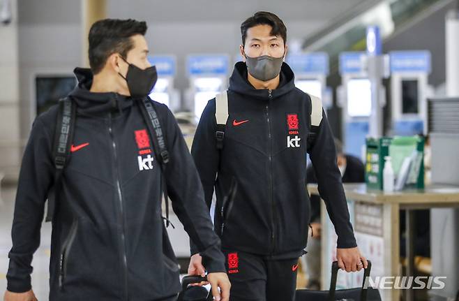 [인천공항=뉴시스] 정병혁 기자 = 파울루 벤투 감독이 이끄는 축구대표팀 김영권이 터키 안탈리아에서 전지 훈련을 하기 위해 8일 오후 인천국제공항 1터미널을 통해 출국하기 위해 대기하고 있다. 2022.01.08. jhope@newsis.com