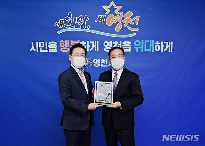 최기문(왼쪽) 영천시장과 최봉학 고도리 와이너리 대표