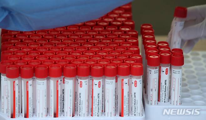 [서울=뉴시스] 고범준 기자 = 코로나19 신규 확진자가 3,376명으로 집계된 9일 오전 서울 중구 서울역광장에 마련된 코로나19 중구임시선별검사소에서 의료진이 검진키트를 들고 있다. 위중증 환자는 821명으로 나흘째 800명선을 유지했다. 2022.01.09 bjko@newsis.com