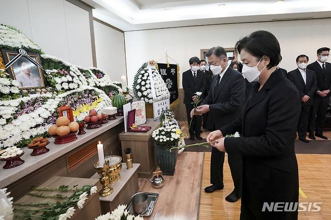 [광주=뉴시스] 문재인 대통령과 부인 김정숙 여사가 9일 오후 광주 동구 조선대병원장례식장에 마련된 고(故) 이한열 열사의 모친 배은심 여사의 빈소를 찾아 헌화하고 있다. (사진=청와대 제공) 2022.01.09.  photo@newsis.com