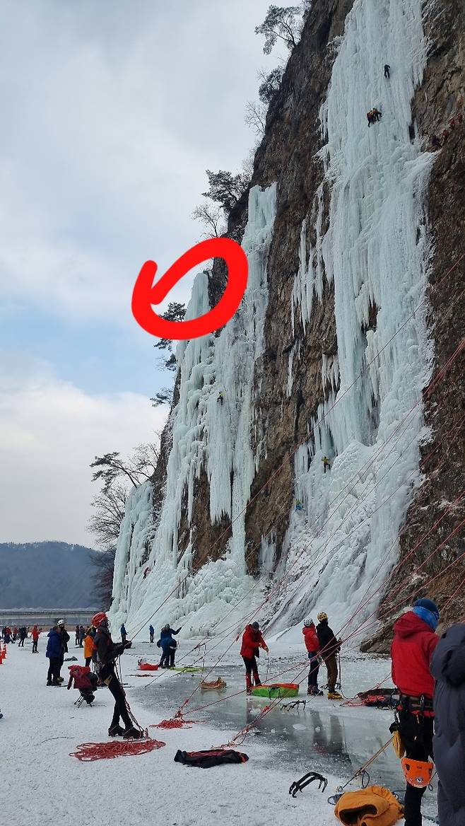 50대 남성이 추락한 좌측 빙벽. 붉게 표시한 지점이 추락한 지점. 완등 후 하강을 시도하다 추락한 것으로 추정된다.