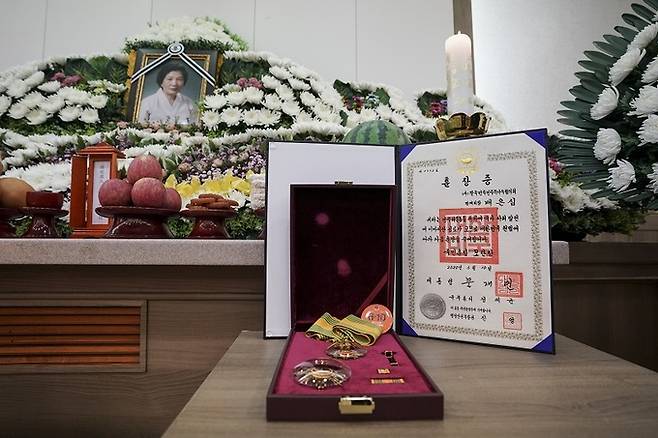 9일 오후 광주 동구 조선대학교병원 장례식장에 마련된 이한열 열사 모친 고(故) 배은심 여사 빈소에 국민훈장 모란장이 놓여있다. 연합뉴스