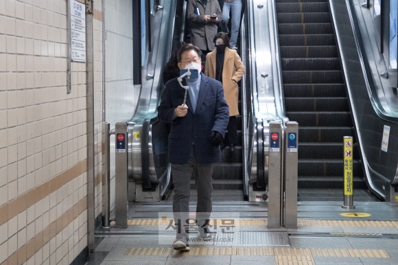 라방 켜고 지하철로  - 이재명 더불어민주당 대선후보가 9일 서울 혜화역에서 홍대입구역까지 이동하기 위해 지하철을 타러 가면서 유튜브 라이브 방송을 진행하고 있다.김명국 선임기자