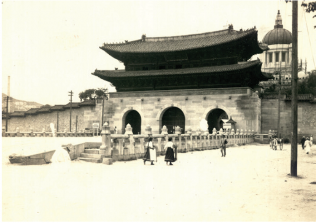 1920년대 광화문 앞 월대와 난간석의 모습. 사진은 국사편찬위원회가 소장하고 있다. /사진출처=국립문화재연구소 학술지 문화재