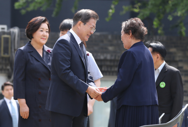 문재인 대통령이 지난 2020년 6월 서울 용산구 민주인권기념관에서 열린 6·10 민주항쟁 기념식에서 배은심 여사와 손을 맞잡고 대화를 하고 있다./연합뉴스