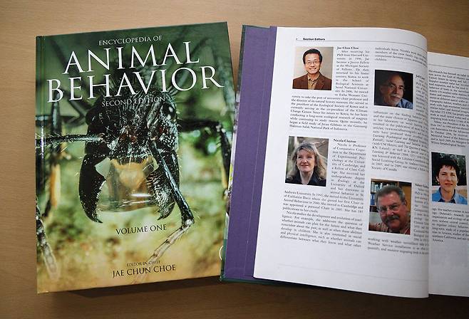 최재천 교수가 총괄 편집장으로 참여한 동물행동학 백과사전. 그는 600여 명의 편집인 중 유일한 아시아인이다. ⓒ시사IN 조남진
