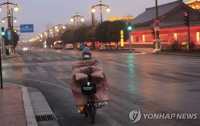 차량ㆍ행인 사라진 '코로나19 봉쇄' 중국 시안 (시안 AP=연합뉴스) 신종 코로나바이러스 감염증(코로나19) 확진자 발생에 도시 전체가 봉쇄된 중국 북서부 산시성 시안에서 6일 한 여성이 극도로 한산한 도로를 달리고 있다. 인구 1천300만 명인 시안은 코로나19 확산 방지를 위해 지난달 23일부터 보름째 도시 전체가 봉쇄 중이다. 2022.1.7 jsmoon@yna.co.kr