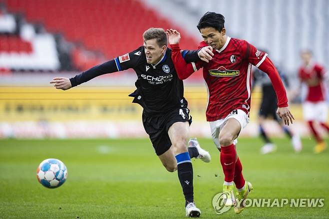 정우영(오른쪽) 빌레펠트전 경기 모습 [AP=연합뉴스]