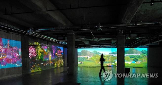 문화시설로 탈바꿈한 폐수처리장… 수원 '고색 뉴지엄' (수원=연합뉴스) 경기 수원시가 2005년 조성된 뒤 사용하지 않은 폐수처리장을 리모델링해 2017년 11월 개관한 '고색 뉴지엄'이 수원지역 젊은 예술인과 주민들이 즐기는 아름다운 복합문화공간으로 자리매김하고 있다.
    전시와 공연 등이 펼쳐지는 지하 1층 전시장의 모습. 2022.1.9 [고색 뉴지엄 제공. 재판매 및 DB 금지] hedgehog@yna.co.kr