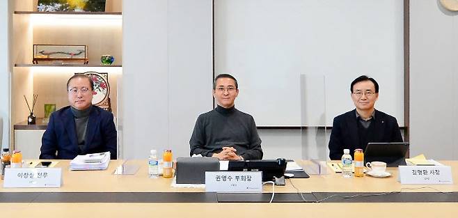 권영수(가운데) LG에너지솔루션 부회장이 10일 오후 온라인 기자 간담회에 참석하고 있다. (사진=LG에너지솔루션)