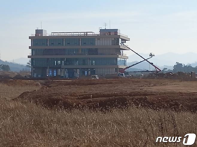 건설공사가 한창인 한국에너지공대 개교핵심시설인 행정강의동. © News1