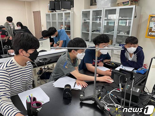 가천대 과학영재교육원 학생들이 진동의 움직임을 모니터로 관찰하고 있다.(가천대 제공) © News1