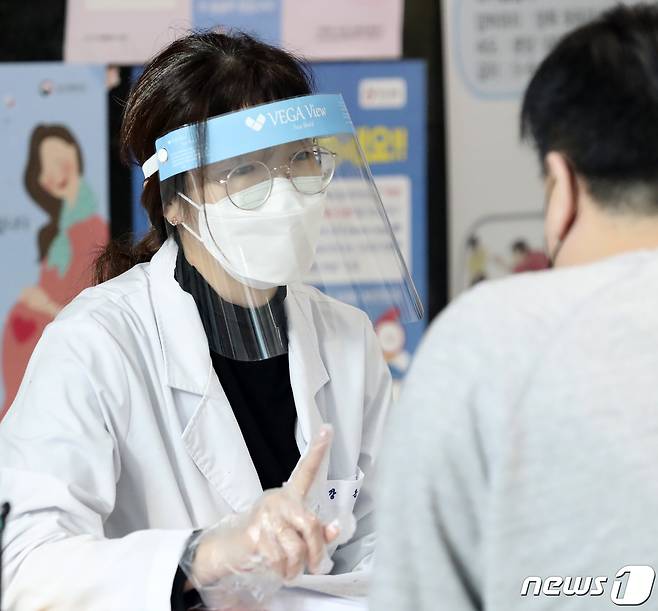 전북 군산시보건소에서 한 코로나19 백신 접종자가 문진을 받고 있다 (전북도청 제공) /뉴스1 © News1 유경석 기자